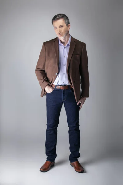 Skäggiga Medelålders Mode Modell Poserar Med Business Casual Stil Outfit — Stockfoto