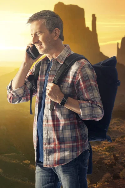 Man Wandelen Woestijn Het Maken Van Een Telefoontje Een Mobiele — Stockfoto