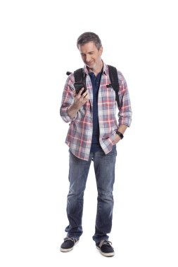 Erkek turist ya da bir yürüyüşçü aramak için bir cep telefonu kullanarak ya da o seyahat böylece bir rideshare mesaj. Adam sırt çantası giyiyor ve akıllı telefon kullanıyor. Beyaz arka planda yalıtılmış. 