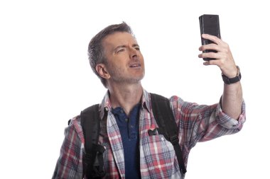 Turist veya seyahat yürüyüşçü cep telefonu resepsiyon veya ağ alamıyorum. Adam bir arama yapamaz ya da hiçbir hizmet ya da internet çünkü bir rideshare olsun. Beyaz arka planda yalıtılmış.