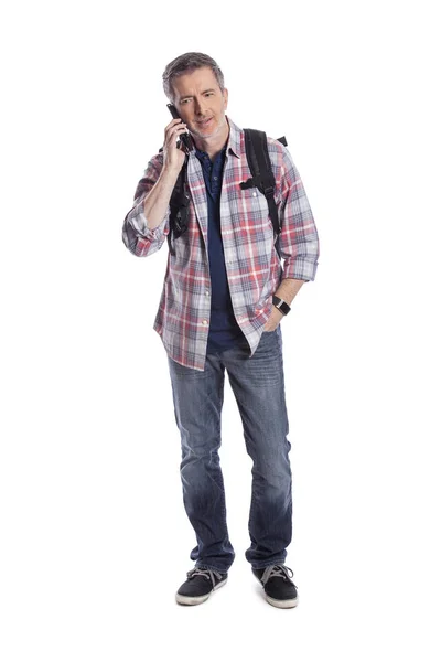 男性游客或徒步旅行者使用手机打电话或发短信分享 以便他可以旅行 这名男子背着背包 用的是智能手机 在白色背景上隔离 — 图库照片