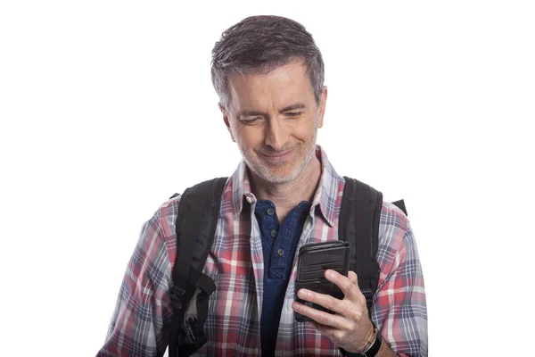 男性游客或徒步旅行者使用手机打电话或发短信分享 以便他可以旅行 这名男子背着背包 用的是智能手机 在白色背景上隔离 — 图库照片