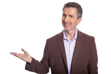 Beyaz arka planda kahverengi ceket giyen orta yaşlı sakallı bir işadamı. Olgun adam reklam ya da bir şey sunan bir iş yöneticisi gibi görünüyor.