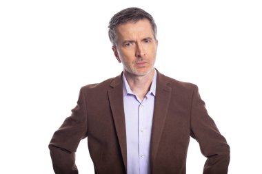 Beyaz arka planda kahverengi ceket giyen orta yaşlı sakallı bir işadamı. Olgun adam kızgın bir iş yöneticisi gibi görünüyor.  