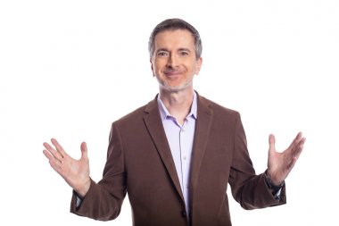 Beyaz arka planda kahverengi ceket giyen orta yaşlı sakallı bir işadamı. Olgun adam mutlu ve gülümseyen bir iş yöneticisi gibi görünüyor.  