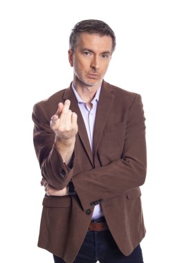 Beyaz arka planda kahverengi ceket giyen orta yaşlı sakallı bir işadamı. Olgun adam ileri ye işaret eden bir iş yöneticisi gibi görünüyor.