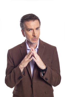 Beyaz arka planda kahverengi ceket giyen orta yaşlı sakallı bir işadamı. Olgun adam gizli ya da dürüst olmayan bir iş yöneticisi gibi görünüyor.  