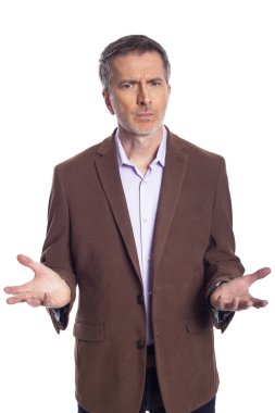 Beyaz arka planda kahverengi ceket giyen orta yaşlı sakallı bir işadamı. Olgun adam kararsız ve kafası karışık bir iş yöneticisi gibi görünüyor.  