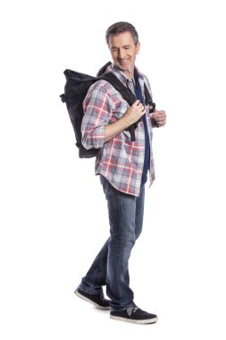 Orta yaşlı tur rehberi veya yürüyüşçü yürüyüş ve bir şey işaret ve kompozitler için beyaz bir arka plan üzerinde izole. O trekking gibi görünüyor ve turizm ve seyahat tasvir. 