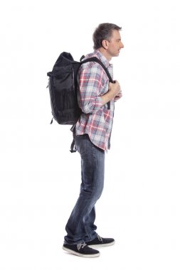 Orta yaşlı bir adam yürüyüş ve beyaz bir arka plan üzerinde bir sırt çantası taşıyan. Macera ve keşif tasvir eder. Kompozitler için yalıtılmış.