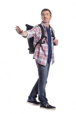 Orta yaşlı tur rehberi veya yürüyüşçü yürüyüş ve bir şey işaret ve kompozitler için beyaz bir arka plan üzerinde izole. O trekking gibi görünüyor ve turizm ve seyahat tasvir. 