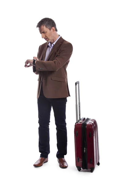 旅行的商人看起来因为航班延误或取消而心烦意乱 旅客压力很大 提着行李等着 在白色背景上隔离 — 图库照片