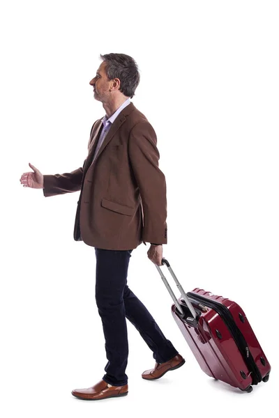 出差和携带行李旅行的商人 那人提着包 准备在机场登机 — 图库照片