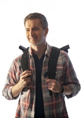 Gün batımında yürüyen bir sırt çantası ile Orta Yaşlı erkek turist. Kompozitler için beyaz bir arka plan üzerinde izole edilmiş. Bu yaşlı olgun erkekler için sağlıklı yaşam tarzı faaliyetleri tasvir. 