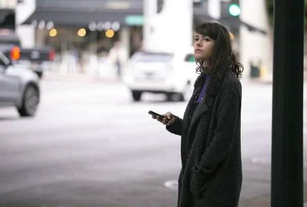 Mujer Peatonal Esperando Una Acera Para Paseo Compartido Ella Está — Foto de Stock