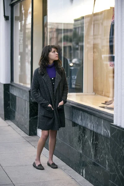 Mujer Caminando Aire Libre Una Ciudad Ella Compras Ventana Mirando — Foto de Stock