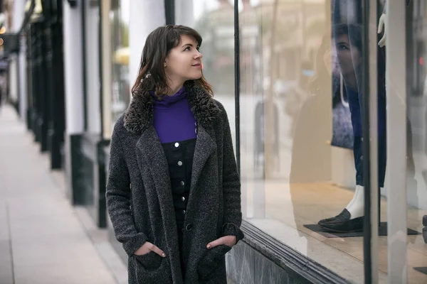 Mujer Caminando Aire Libre Una Ciudad Ella Compras Ventana Mirando — Foto de Stock