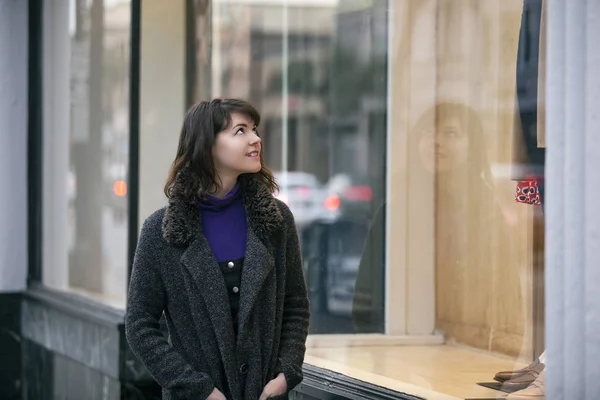 Mujer Caminando Aire Libre Una Ciudad Ella Compras Ventana Mirando — Foto de Stock