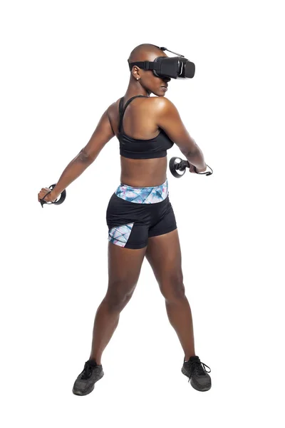 Zwart Vrouwtje Draagt Een Virtual Reality Headset Houdt Toverstaf Controllers — Stockfoto