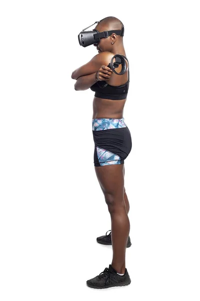 黑人女性戴着虚拟现实耳机 手持魔杖控制器做Vr健身练习 玩家在体育模拟视频游戏娱乐和健康的身体活动 — 图库照片