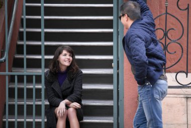 Erkek bir apartman kompleksi veya kınamak dışında merdivenlerde oturan kadın komşu ile flört. O kendinden emin ve karizmatik onunla konuşurken ve flört ve ilişkiler tasvir. 