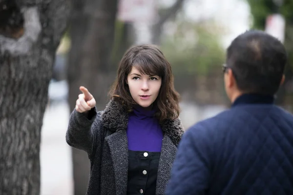 Male Tourist Vacation Lost Asking Female Pedestrian Street Directions Outdoors — Stock Photo, Image