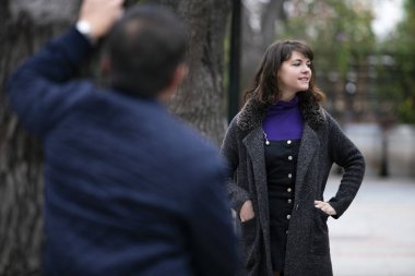 Adam kaba, leering ve kedi arama ya da sokakta yürüyen bir kadın cinsel taciz. Ayrıca bir kadın kurbanı takip eden bir ile suç ve güvenlik tasvir.  