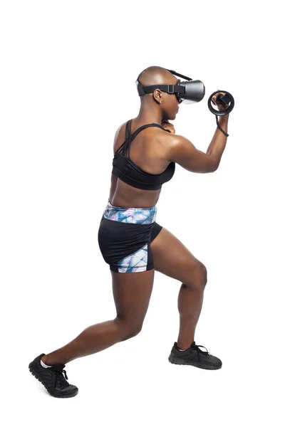 运动黑人女玩家玩视频游戏和锻炼 同时戴着虚拟现实耳机 她像拳击或打拳一样打拳 描述可穿戴技术和健康活动 — 图库照片