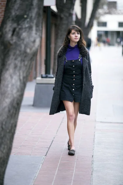 Joven Mujer Bonita Caminando Una Acera Urbana Parque Ciudad Pavimento — Foto de Stock