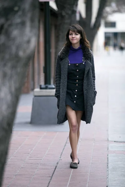 Joven Mujer Bonita Caminando Una Acera Urbana Parque Ciudad Pavimento — Foto de Stock