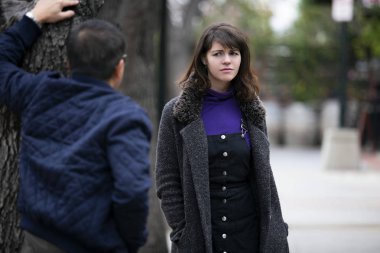 Adam kaba, leering ve kedi arama ya da sokakta yürüyen bir kadın cinsel taciz. Ayrıca bir kadın kurbanı takip eden bir ile suç ve güvenlik tasvir.  