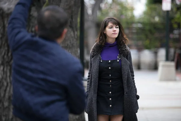 Man Onbeleefd Leering Kat Bellen Seksueel Intimiderend Een Vrouw Lopen — Stockfoto