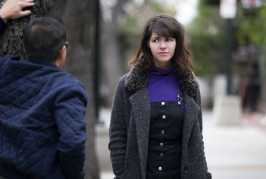 Adam kaba, leering ve kedi arama ya da sokakta yürüyen bir kadın cinsel taciz. Ayrıca bir kadın kurbanı takip eden bir ile suç ve güvenlik tasvir.  