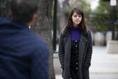 Adam kaba, leering ve kedi arama ya da sokakta yürüyen bir kadın cinsel taciz. Ayrıca bir kadın kurbanı takip eden bir ile suç ve güvenlik tasvir.  