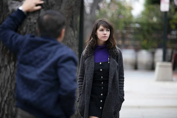 Man Onbeleefd Leering Kat Bellen Seksueel Intimiderend Een Vrouw Lopen — Stockfoto