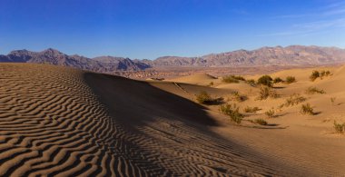 Death Valley California'da bir çöl manzarasında kum tepeleri. Geniş çorak arazi küresel ısınma ve iklim değişikliği sonucu kuraklık nedeniyle kuru ve kurak. 