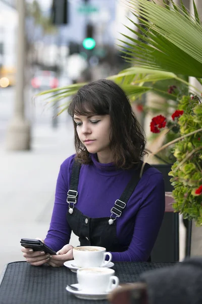 Vrouw Buiten Een Koffiebar Restaurant Browsen Sociale Media Mobiele Telefoon — Stockfoto