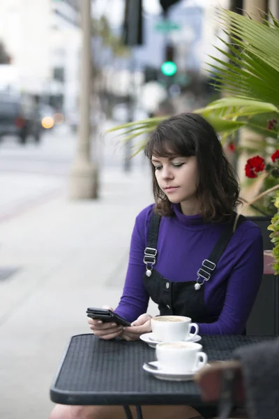 Žena Která Sedí Před Kavárenským Obchodem Nebo Restaurací Prochází Sociálními — Stock fotografie