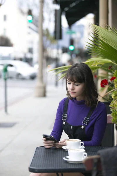 Vrouw Buiten Een Koffiebar Restaurant Browsen Sociale Media Mobiele Telefoon — Stockfoto