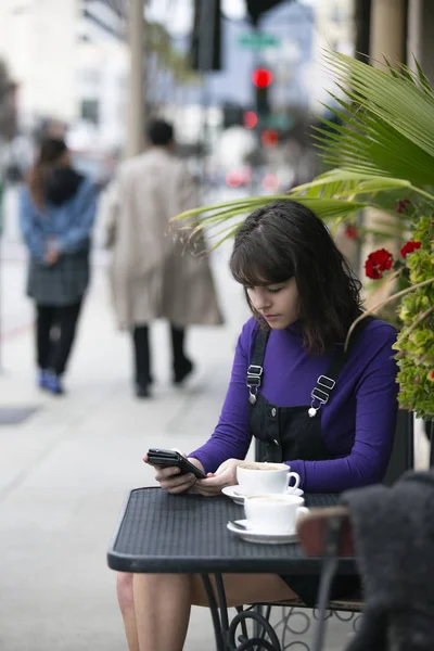 Vrouw Het Nemen Van Een Pauze Een Outdoor Koffieshop Lokale — Stockfoto
