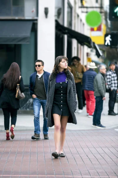 Joven Hermosa Milenaria Caminando Pie Ciudad Cruzando Paseo Peatonal Pavimentado — Foto de Stock