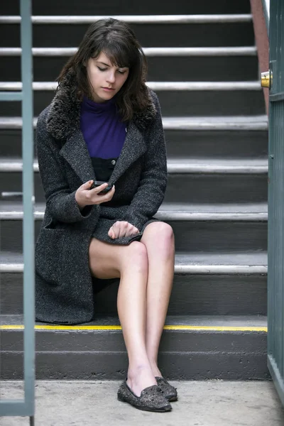 Joven Mujer Milenaria Esperando Fuera Casa Apartamento Por Las Escaleras —  Fotos de Stock