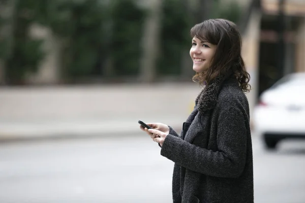 Jonge Vrouw Met Behulp Van Mobiele Telefoon App Wachten Een — Stockfoto