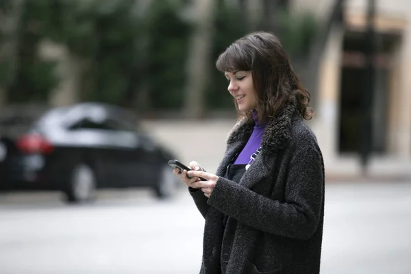 Jonge Vrouw Met Behulp Van Mobiele Telefoon App Wachten Een — Stockfoto