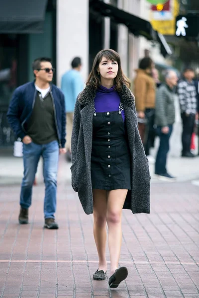 Joven Hermosa Milenaria Caminando Pie Ciudad Cruzando Paseo Peatonal Pavimentado — Foto de Stock