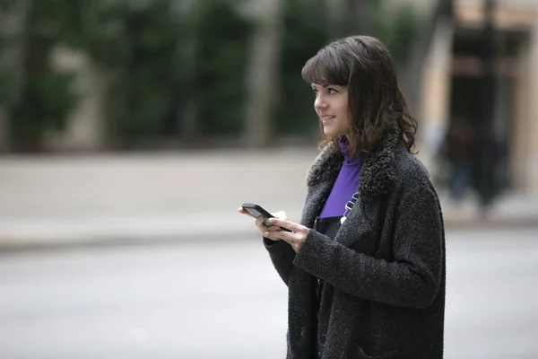 Молодая Женщина Использующая Мобильное Приложение Телефона Ожидающая Попутчика Пешехода Проверяет — стоковое фото