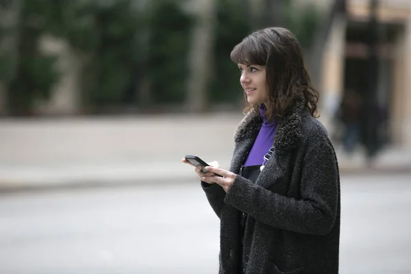 Mujer Joven Usando Aplicación Teléfono Móvil Esperando Que Pasajero Turista —  Fotos de Stock