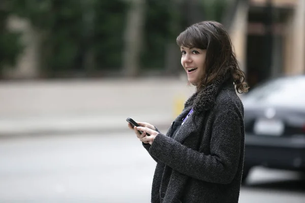 Jonge Vrouw Met Behulp Van Mobiele Telefoon App Wachten Een — Stockfoto