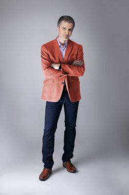 Sonbahar giyim koleksiyonu için mercan renkli spor ceket veya ceket giyen orta yaşlı moda modeli. 2019 için modern renkli giyim tarzı tasvir. 