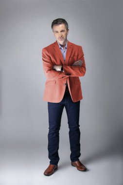 Sonbahar giyim koleksiyonu için mercan renkli spor ceket veya ceket giyen orta yaşlı moda modeli. 2019 için modern renkli giyim tarzı tasvir. 